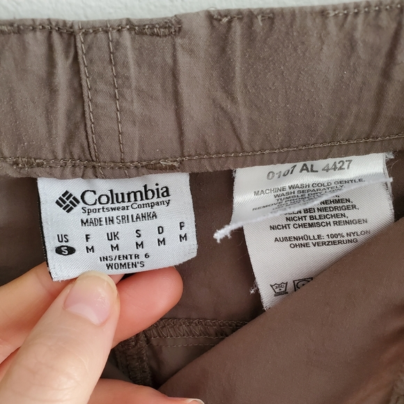 Columbia cargo shorts for hiking and outdoor activities. Dark green,Womens Small - Picture 7 of 8